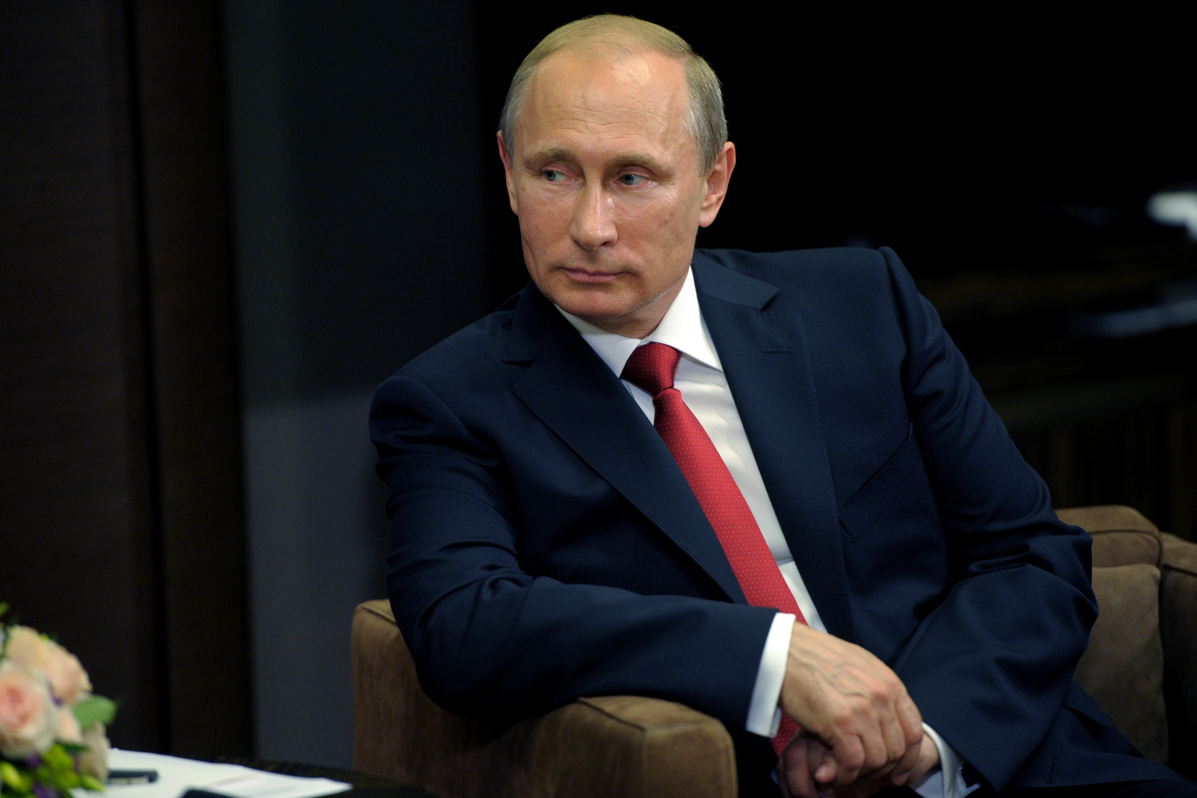 Путин достойно ответил на слова Клинтон, сравнившей его с Гитлером Путин достойно ответил на слова Клинтон, сравнившей его с Гитлером